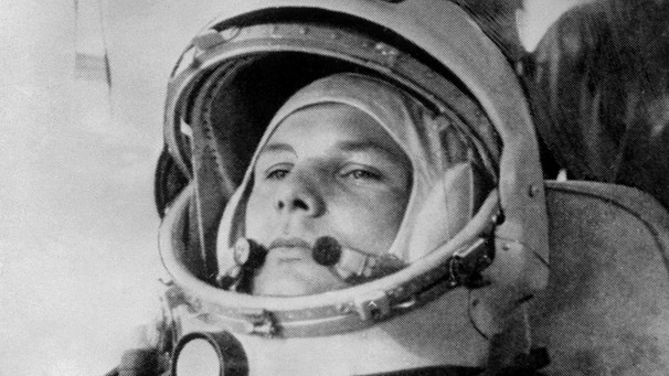 Der russische Kosmonaut Juri Gagarin flog am 12. April 1961 als erster Mensch in den Weltraum. Hier ist er kurz vor dem Start zum ersten bemannten Weltraumflug in der Raumkapsel Wostok-1 zu sehen. | Bild: picture-alliance/dpa/epa afp