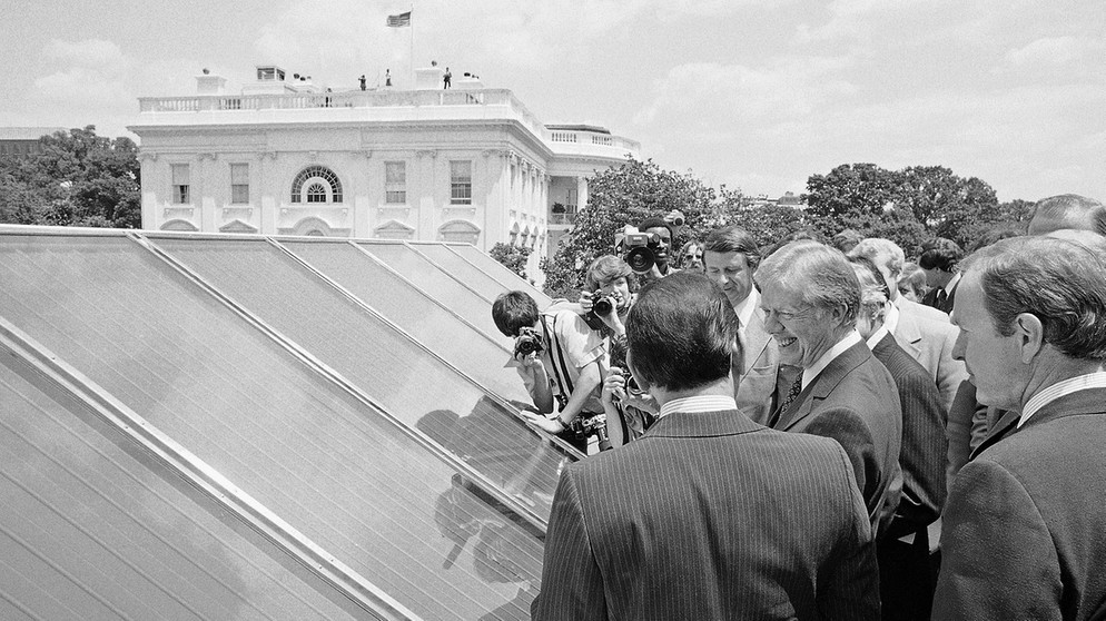 Am 20. Juni 1979 veranstaltet der damalige US-Präsident Jimmy Carter eine Pressekonferenz an einem ungewöhnlichen Ort: Auf dem Dach des Weißen Hauses stellt er die neue Solaranlage vor.  | Bild: picture alliance / empics | Harvey Georges