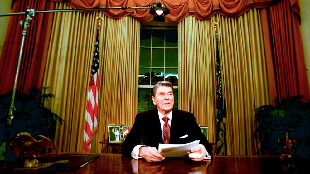 Ronald Reagan folgte als US-Präsident auf Jimmy Carter. Er ließ die Solaranlage vom Dach des Weißen Hauses entfernen.  | Bild: picture alliance / ASSOCIATED PRESS | RON EDMONDS
