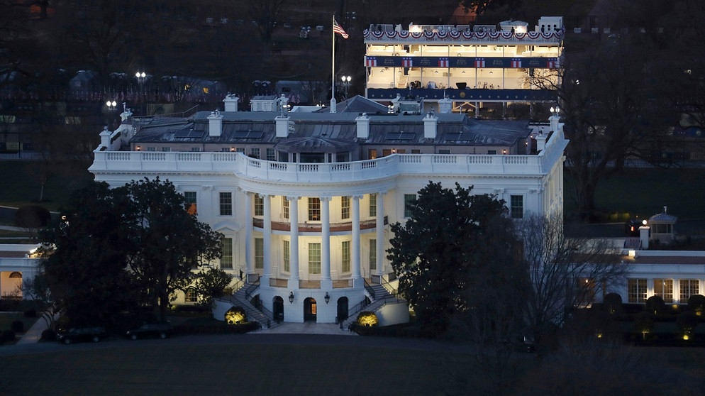 Auf dem Dach des Weißen Hauses kann man die Solarpaneele erkennen.  | Bild: picture alliance / ASSOCIATED PRESS | Joe Raedle