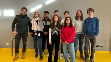 Die Schülerinnen und Schüler des P-Seminars am Gymnasiusm Moosach in München. Links: Philip Naßhan, begleitender BR-Redakteur | Bild: Judith Bruniecki / BR