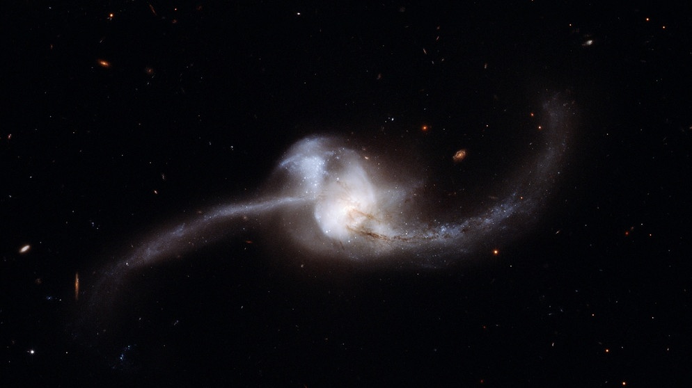 Die Doppelgalaxie NGC 2623 im Sternbild Krebs ist durch die Kollision zweier Galaxien entstanden. | Bild: picture-alliance/dpa