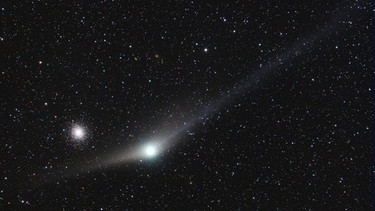 Komet C/2009 P1 Garradd, aufgenommen am 3. Februar 2012 beim Sternhaufen M92. Deutlich sind die beiden Schweife des Kometen zu erkennen: Der kurze Staubschweif und der längere Ionenschweif. | Bild: Rolando Ligustri