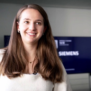 Maria Schifferl, Duale Master Studentin im Bereich IT-Sicherheit an der Hochschule München, jetzt in der Abteilung IT-Sicherheit bei Siemens | Bild: BR: Luisa Marie Roth