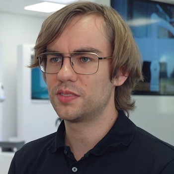 Tobias Gerlach, KI-Software-Entwickler bei NEURA Robotics | Bild: BR/NEURA ROBOTICS/Ulrich Schramm