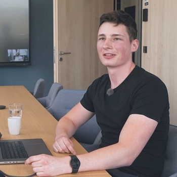 Jonas hat Informatik an der TU München studiert und arbeitet jetzt als Junior Softwareentwickler bei SAP. Hier erfährst du mehr über den Job. | Bild: Bayerischer Rundfunk/BR/Oliver Höpfner