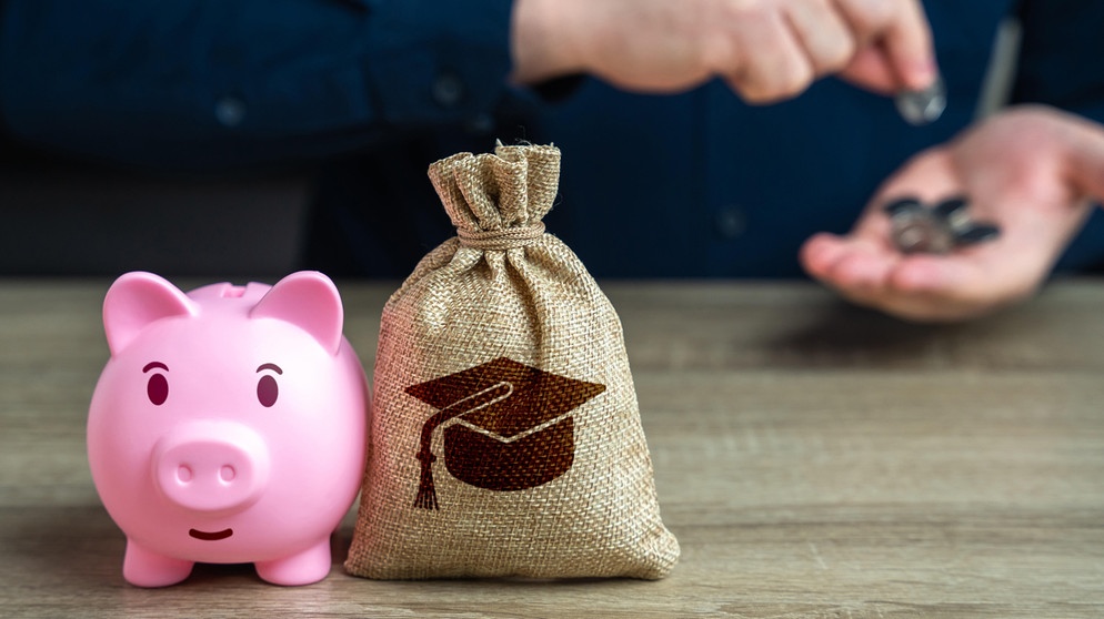 Ein Kind zählt das Geld aus seinem Sparschwein in der Hand. Den Umgang mit Geld lernen Kinder häufig von den Eltern. Taschengeld ist ein wichtiger erster Schritt. Allerdings sollte man Kindern nicht nur Sparen, sondern auch richtiges Investieren vermitteln. | Bild: picture alliance / Zoonar | Andrii Yalanskyi