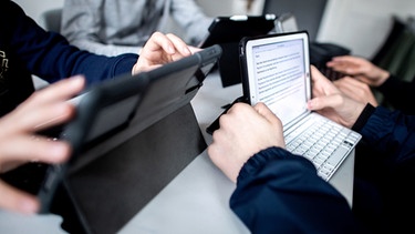 Schüler*innen lernen mit Tablets. | Bild: picture alliance / Hauke-Christian Dittrich