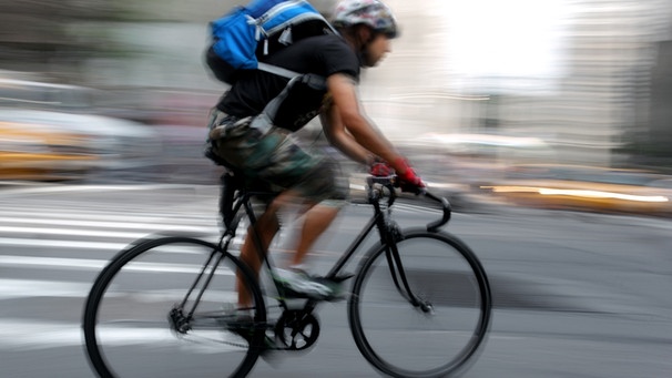 Ein Fahrradfahrer ist im Straßenverkehr unterwegs | Bild: colourbox.com