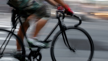 Ein Fahrradfahrer ist im Straßenverkehr unterwegs | Bild: colourbox.com