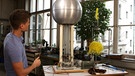 Moderator mit Van-de-Graaff-Generator | Bild: BR