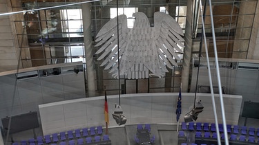 Der Bundesadler im Plenarsaal des Deutschen Bundestags. | Bild: BR/Nicole Voigtländer