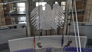 Der Bundesadler im Plenarsaal des Deutschen Bundestags. | Bild: BR/Nicole Voigtländer