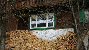 Hütte mit Brennholz vor dem Fenster | Bild: colourbox.com