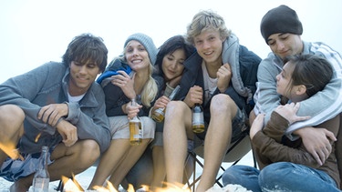 Party von Jugendlichen am Strand | Bild: colourbox.com