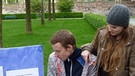 Benny und Janine analysieren Gedichte im Park | Bild: BR