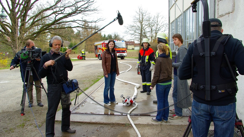 Steffi Chita mit Kameramännern und Feerwehr im Einsatz | Bild: BR