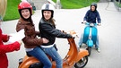 Steffi Chita als Beifahrer auf der Vespa | Bild: BR