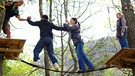 Steffi Chita mit ihren Schülern im Klettergarten | Bild: BR