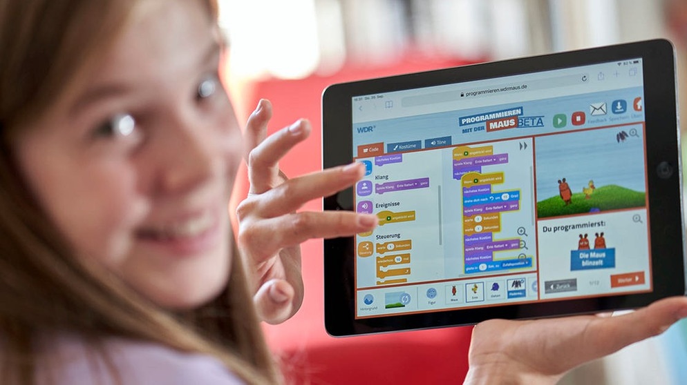 Ein Kind nutzt auf einem Tablet das Spiel "Programmieren mit der Maus". | Bild: WDR