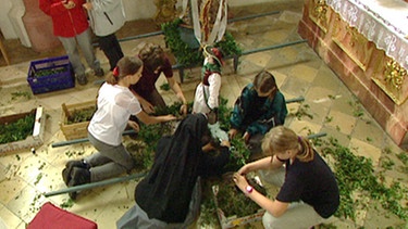 Vorberitungen für die Prozession in der Kirche von Kößlarn | Bild: BR