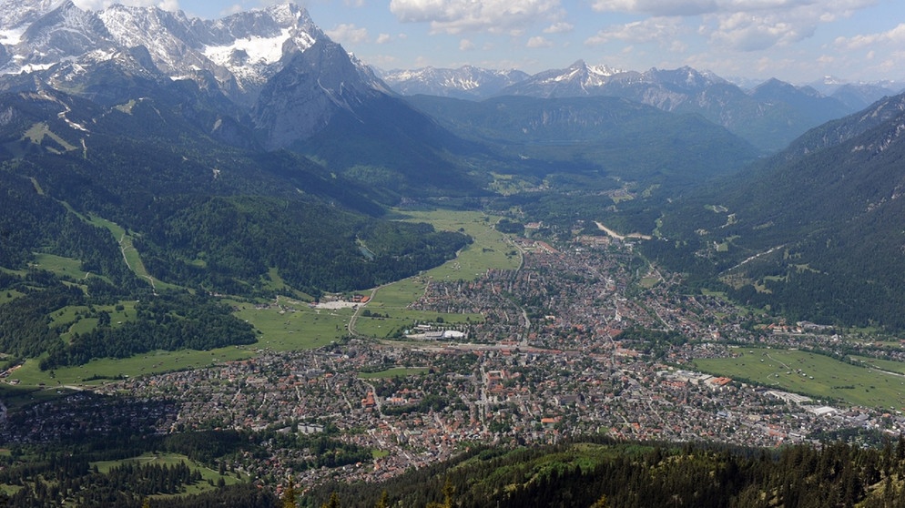 Alpenkulisse und Garmisch-Partenkirchen | Bild: BR