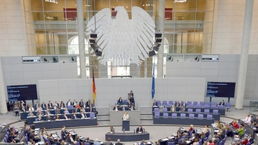 Blick in den Plenarsaal des Bundestags während der Beratung zum Haushalt | Bild: picture-alliance/dpa, Rainer Jensen