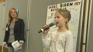 Aus dem Film: Klassensprecherin Emilia setzt sich bei der Kinderversammlung der Stadt Nürnberg für einen bessern Pausenhof-Belag an | Bild: BR