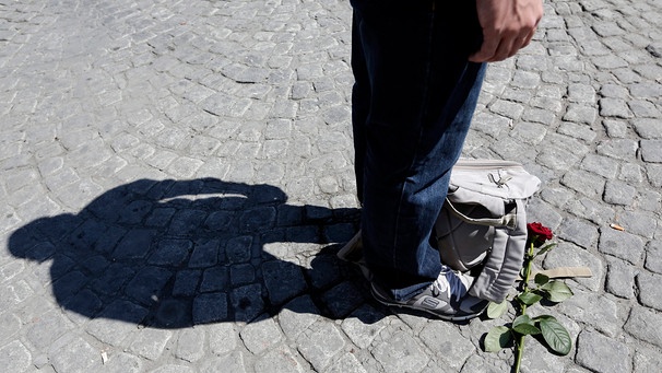 Ein Mann steht still, um gegen die Regierung zu protestieren | Bild: picture-alliance/dpa