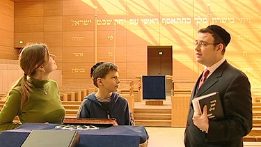 Szene aus dem Film: Besuch in der Synagoge | Bild: BR