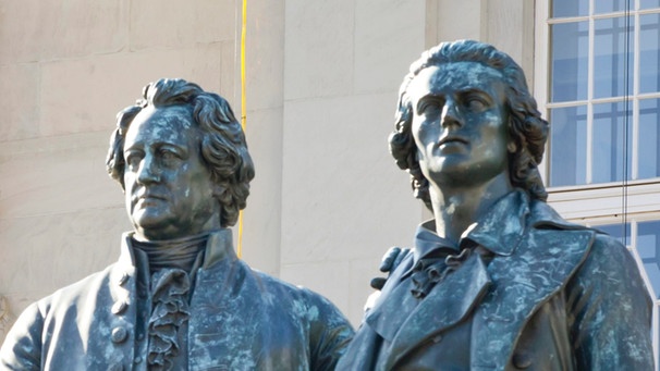 Goethes Begegnungen:  Goethe und Friedrich von Schiller, Denkmal Weimar | Bild: picture-alliance/dpa