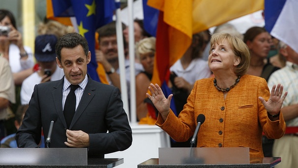 Merkel und Sarkozy halten eine Rede beim deutsch-französischen Gipfeltreffen | Bild: picture-alliance/dpa