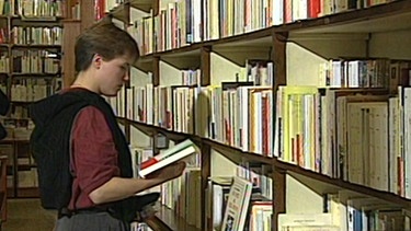 Studentin Sophie in der Bibliothek. | Bild: BR