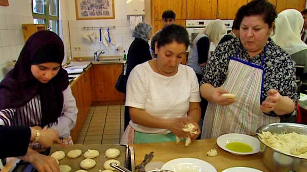 Gemeinsames Kochen in der Begegnungsstube "Die Brücke" | Bild: BR