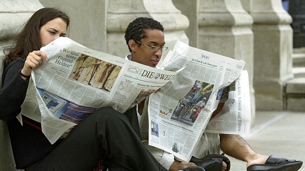 Zeitungsleser in Frankfurt/Main | Bild: picture-alliance/dpa