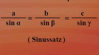 a zu Sinus Alpha verhält sich wie b zu Sinus Beta und das wiederum wie c zu Sinus Gamma. Diesen Zusammenhang bezeichnen wir als Sinussatz. | Bild: BR