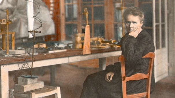 Marie Curie in ihrem Labor in Paris im Jahr 1910. Sie ist eine der bedeutendsten Wissenschaftlerinnen der Geschichte: Sie entdeckte radioaktive Elemente, war die erste Professorin Europas  und erhielt zwei Nobelpreise: für Physik und Chemie. | Bild: picture-alliance/dpa