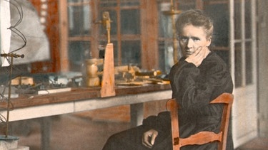 Marie Curie in ihrem Labor in Paris im Jahr 1910. Sie ist eine der bedeutendsten Wissenschaftlerinnen der Geschichte: Sie entdeckte radioaktive Elemente, war die erste Professorin Europas  und erhielt zwei Nobelpreise: für Physik und Chemie. | Bild: picture-alliance/dpa