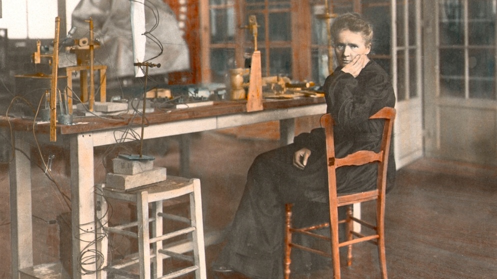 Marie Curie in ihrem Labor in Paris im Jahr 1910. Sie ist eine der bedeutendsten Wissenschaftlerinnen der Geschichte: Sie entdeckte radioaktive Elemente, war die erste Professorin Europas  und erhielt zwei Nobelpreise: für Physik und Chemie. | Bild: picture-alliance/dpa