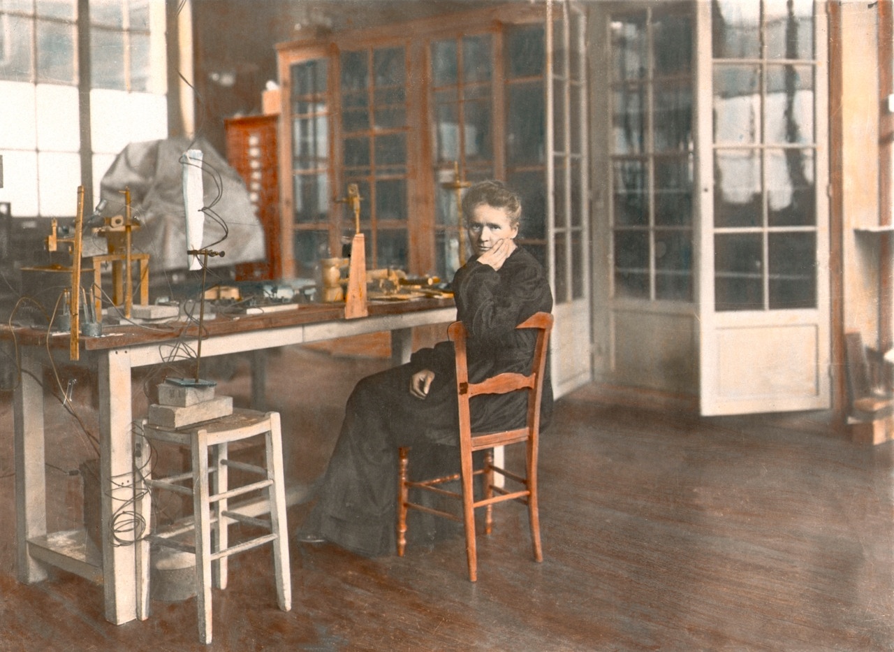 Marie Curie in ihrem Labor in Paris im Jahr 1910. Sie ist eine der bedeutendsten Wissenschaftlerinnen der Geschichte: Sie entdeckte radioaktive Elemente, war die erste Professorin Europas  und erhielt zwei Nobelpreise: für Physik und Chemie. | Bild: picture-alliance/dpa