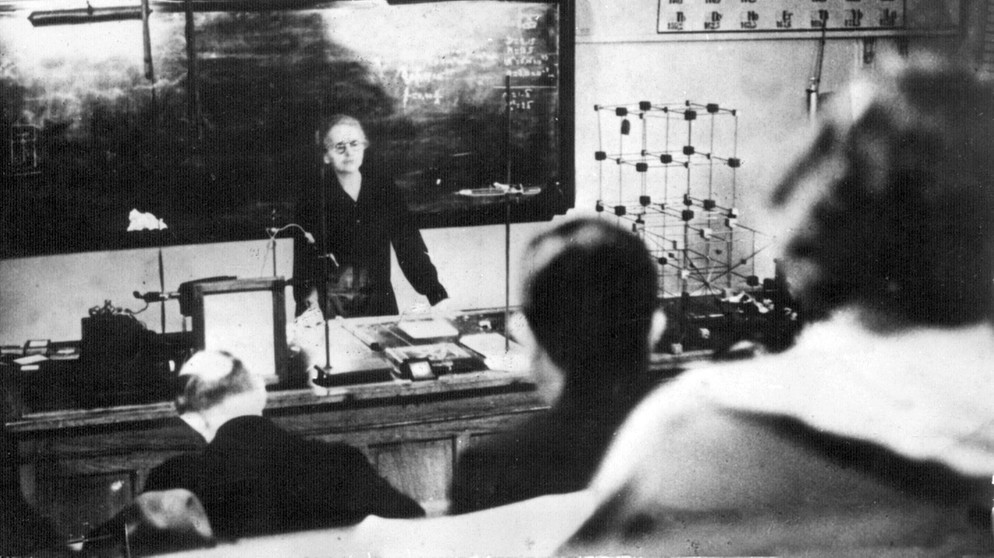 Marie Curie hält 1927 eine Vorlesung im Radium-Institut in Paris. Sie ist eine der bedeutendsten Wissenschaftlerinnen unserer Zeit, entdeckte radioaktive Elemente und erhielt zweimal den Nobelpreis.  | Bild: picture-alliance/dpa