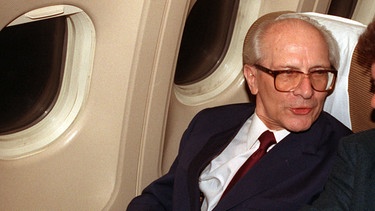 Erich Honecker verläßt Deutschland und fliegt am 13. Januar 1993 zu Frau und Tochter nach Chile.  | Bild: picture-alliance / dpa | Wolfgang Kumm