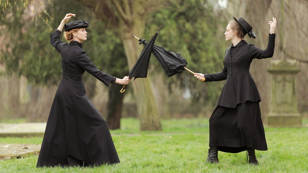 Frauen duellieren sich mit Regenschirmen (Standbild aus Film) | Bild: BR/Gebrüder Beetz Filmproduktion/WDR