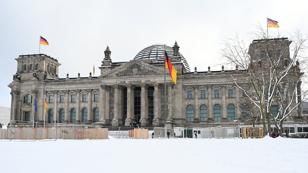 14.02.2025, Berlin: Schnee liegt auf der Wiese vor dem Reichstagsgebäude, dem Sitz des Deutschen Bundestages. | Bild: Elisa Schu/dpa