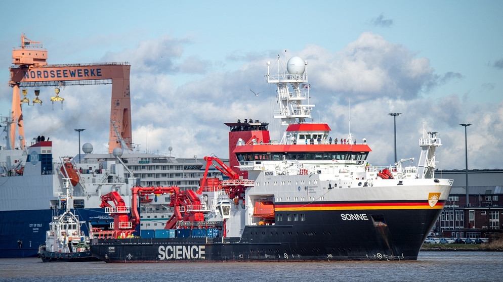 ARCHIV - 19.03.2021, Niedersachsen, Emden: Das Forschungsschiff «Sonne» fährt aus dem Hafen. Um das Leben in der Tiefsee zu erforschen, ist ein Team von Wissenschaftlern mit dem Forschungsschiff «Sonne» zu einer Expedition in den Nordatlantik in Richtung Grönland aufgebrochen. (zu dpa: «Wer bewohnt die Tiefsee? Forschungsschiff «Sonne» beginnt Expedition») Foto: Sina Schuldt/dpa +++ dpa-Bildfunk +++ | Bild: dpa-Bildfunk/Sina Schuldt