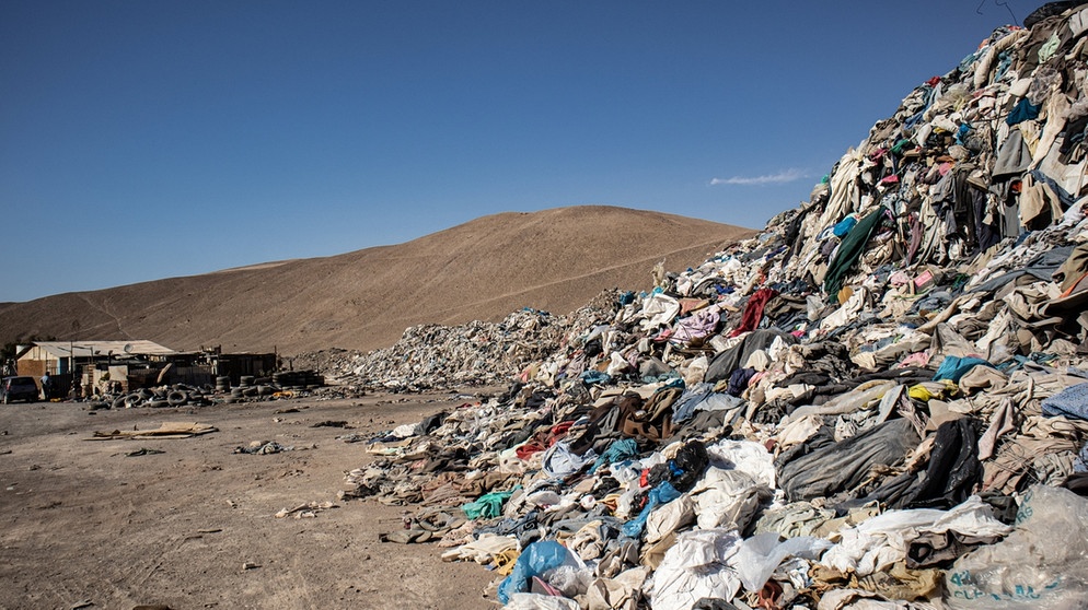 Chile, Alto Hospicio: Gebrauchte Kleidungsstücke liegen in einer Müll-Deponie in der Wüste. | Bild: dpa-Bildfunk/Antonio Cossio