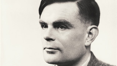 Portrait von Alan Turing. Alan Turing entwickelte die Turing-Maschine und den Turing-Test. Und er entschlüsselte den Enigma-Code aus dem Zweiten Weltkrieg. Hier erfahrt ihr mehr über den genialen Computerpionier. | Bild: Jan Braun / Heinz Nixdorf MuseumsForum