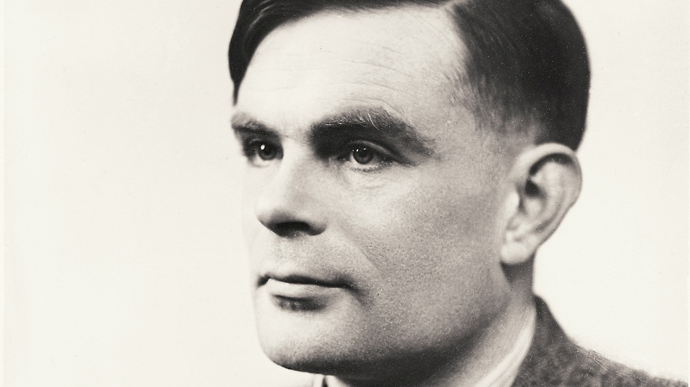 Portrait von Alan Turing. Alan Turing entwickelte die Turing-Maschine und den Turing-Test. Und er entschlüsselte den Enigma-Code aus dem Zweiten Weltkrieg. Hier erfahrt ihr mehr über den genialen Computerpionier. | Bild: Jan Braun / Heinz Nixdorf MuseumsForum