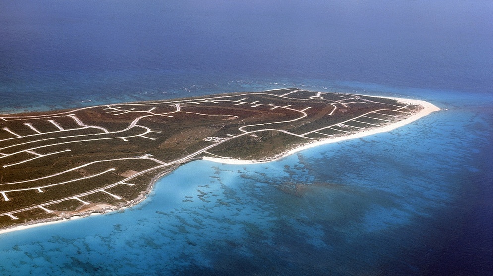 Luftaufnahme der Insel San Salvador (Bahamas). Vermutlich landete Christoph Kolumbus 1492 hier. Christoph Kolumbus sollte einen Seeweg nach Asien finden. Am 12. Oktober 1492 entdeckte er dabei Amerika. | Bild: picture-alliance/dpa