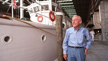 Jacques-Yves Cousteau, französischer Meeresforscher, im August 1986 in Miami mit seinem Schiff "Calypso". Der Tiefseetaucher ist einer der bedeutendsten Pioniere der Meeresforschung und hat mit seinen Unterwasserfilmen einem Millionenpublikum die Tiefsee nähergebracht. | Bild: picture alliance / ASSOCIATED PRESS | Kathy Willens